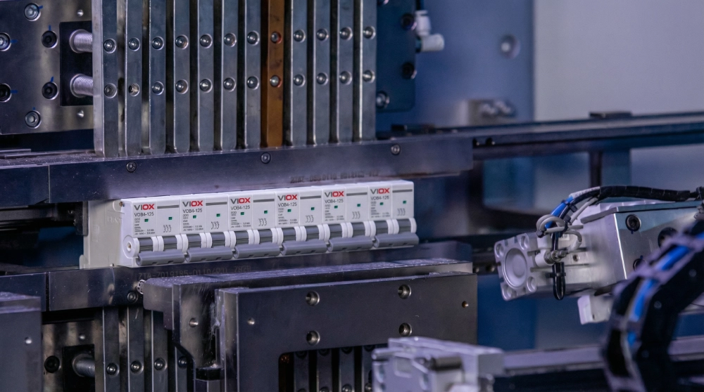 The VIOX VOB4-125 series miniature circuit breaker finished assembly line conducts strict quality control and performance testing for each product.